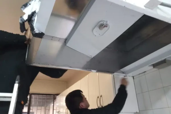 Campana con tecnología UV-C para control de grasa y olores en restaurantes